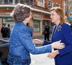 Su Majestad la Reina es recibida por la presidenta de la Junta de Comunidades de Castilla-La Mancha, María Dolores de Cospedal, a su llegada al Teatro